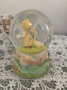 Precious Moments Cream and White Snow Globe Base - 'In the Garden' Label